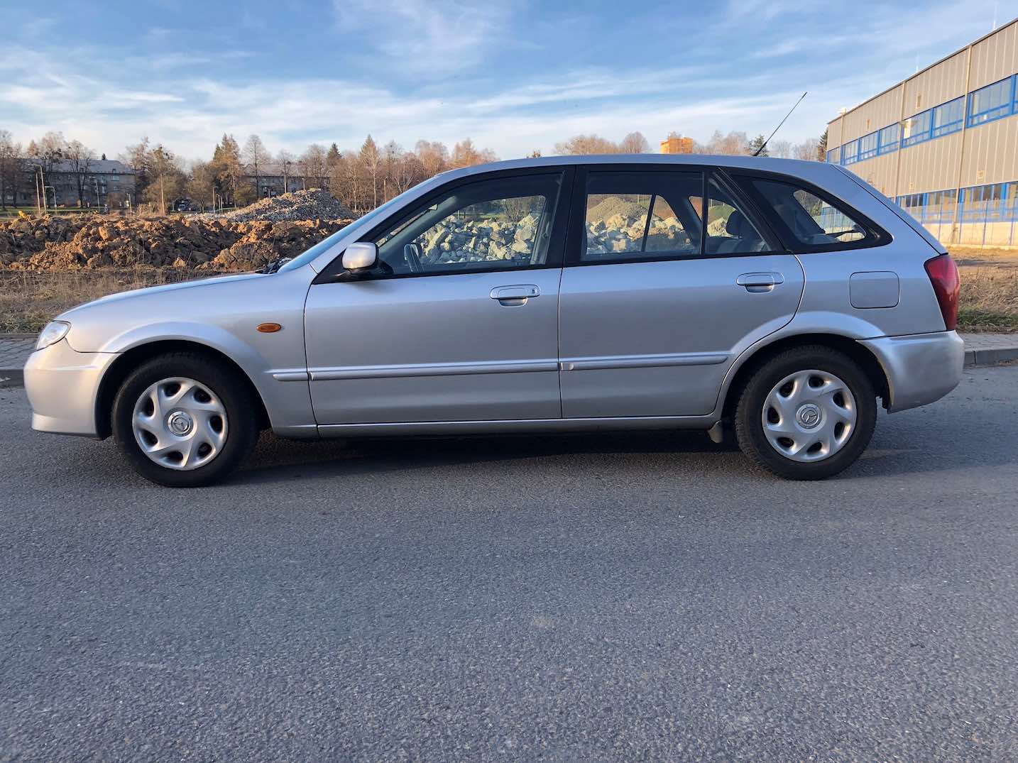 mazda 323 2005